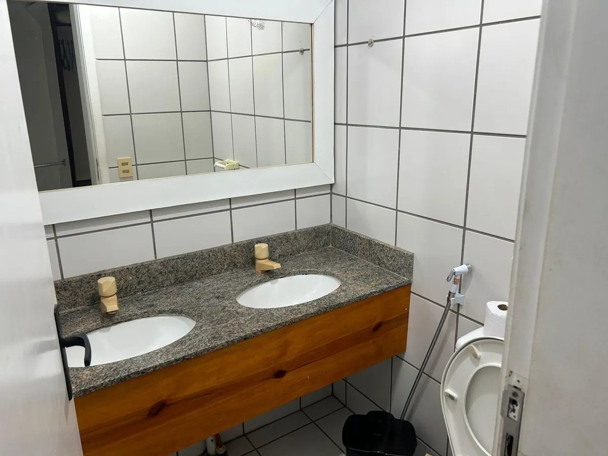 Baño de la suite con encimera de granito y dos lavabos