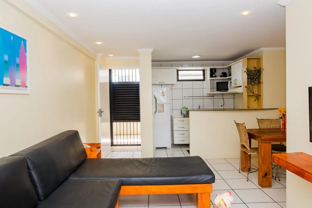 Salón visto desde la entrada, con la cocina y la mesa de comedor al fondo