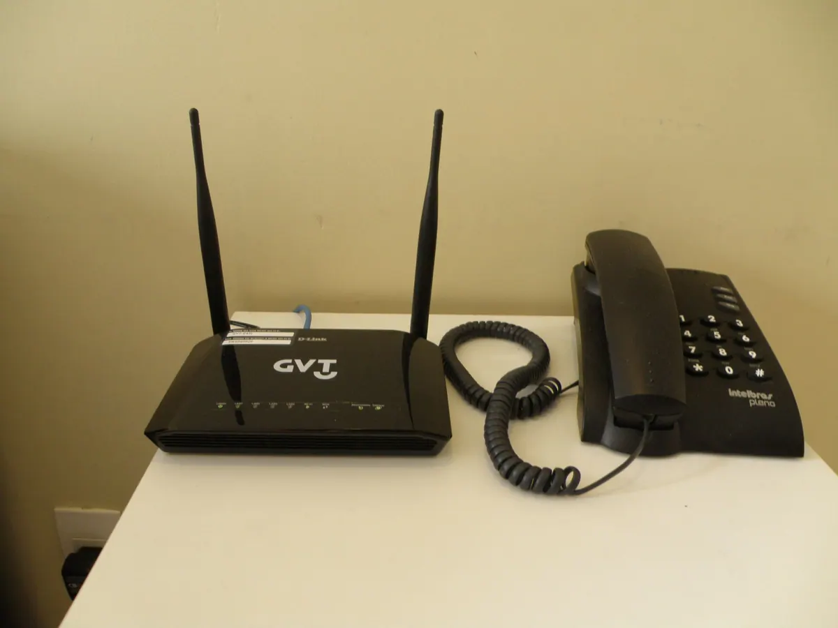 Router de Wi-Fi y teléfono disponibles en el apartamento